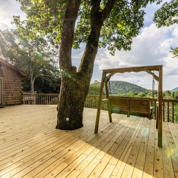 Lodge Cabin Feed Brush Horses Mountain View Hot Tub Fireplace，位于布恩的酒店