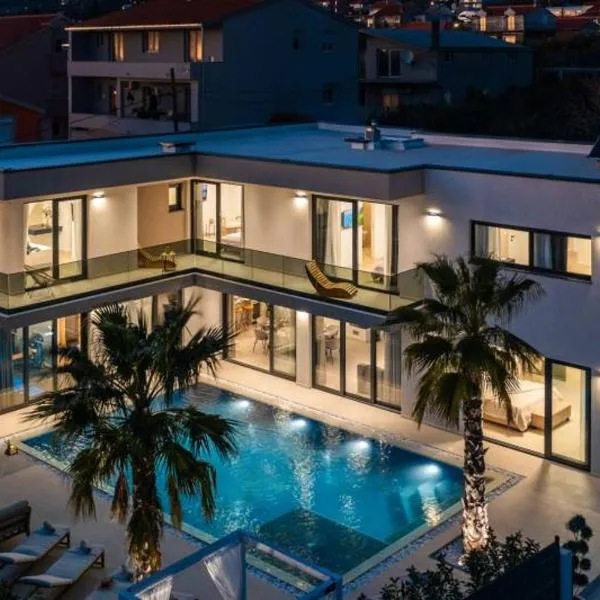 Luxury Villa My Wish with Pool，位于Kastel Stari的酒店