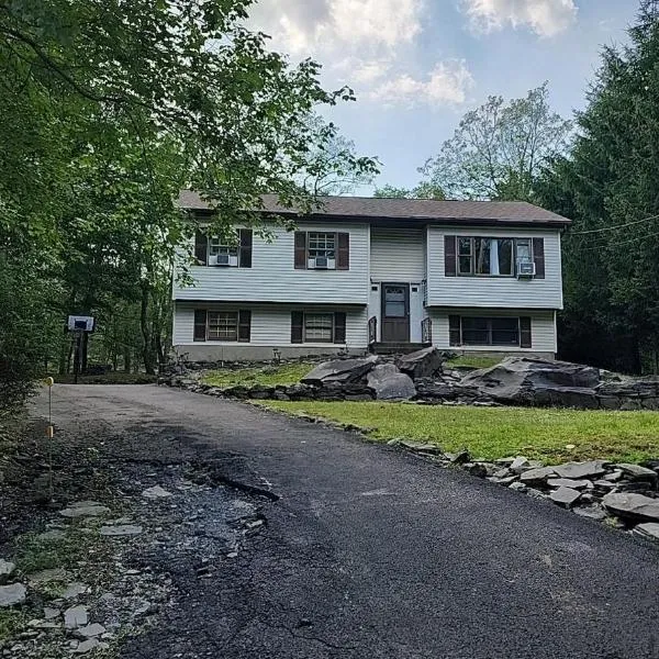 Poconos Retreat，位于布什基尔的酒店