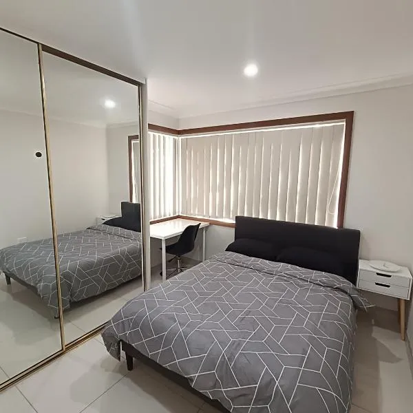 Cozy Room in Spacious Two Story Home - GA，位于Holroyd的酒店