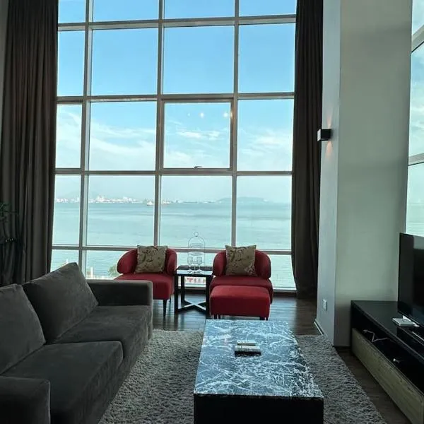 Seaview Seafront Duplex in Town with WiFi & Full Kitchen 83A，位于Georgetown的酒店