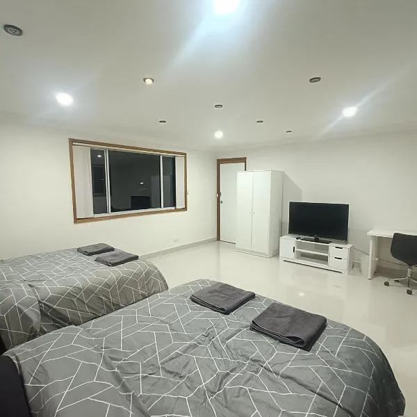 Large, Family Room with Spacious, Private Balcony - GE，位于Holroyd的酒店
