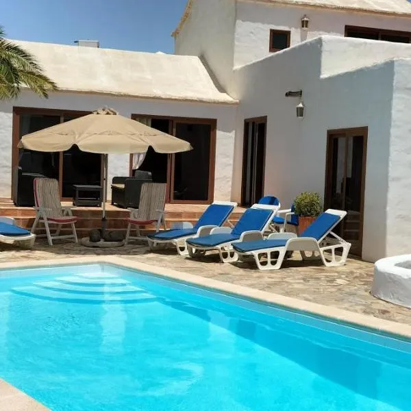 Casa Maja, luxury villa, large heated pool, aircon, all bedrooms en-suite，位于蒂亚斯的酒店