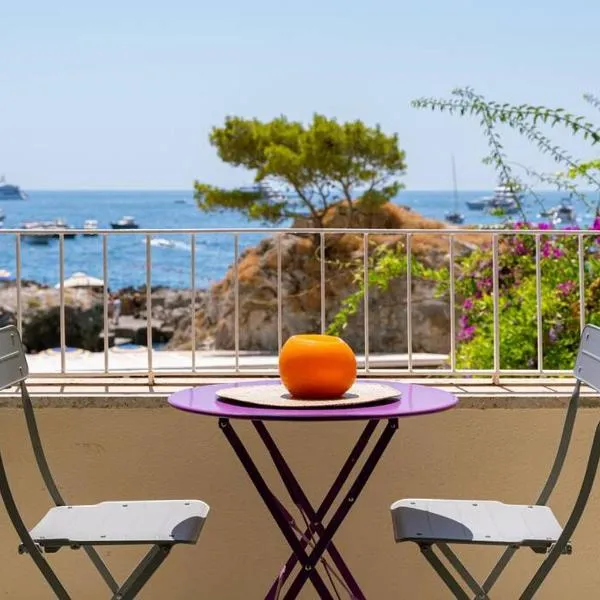 Dolce Vita Beach House stunning views by the sea，位于卡普里的酒店