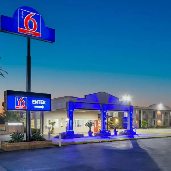 Studio 6 Suites Madera, CA Yosemite，位于马德拉的酒店