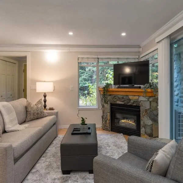 1BR Village Location With Pool and Hot tub by Harmony Whistler，位于惠斯勒的酒店