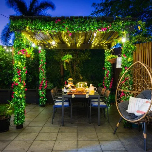 Private Luxury Haven with SUV Hire, Pool, Near Marina，位于三一海滩的酒店