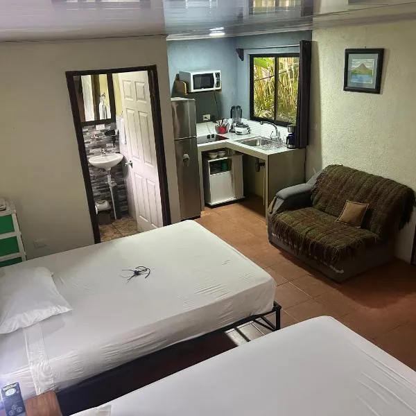 Granja Agua Azul, Wi-FI,AC-WC,Parking,la Fortuna，位于福尔图纳的酒店