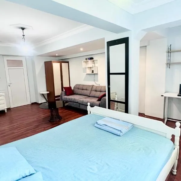 Stylish&Luxury Flat with Garden Close to Sea，位于菲尼凯的酒店