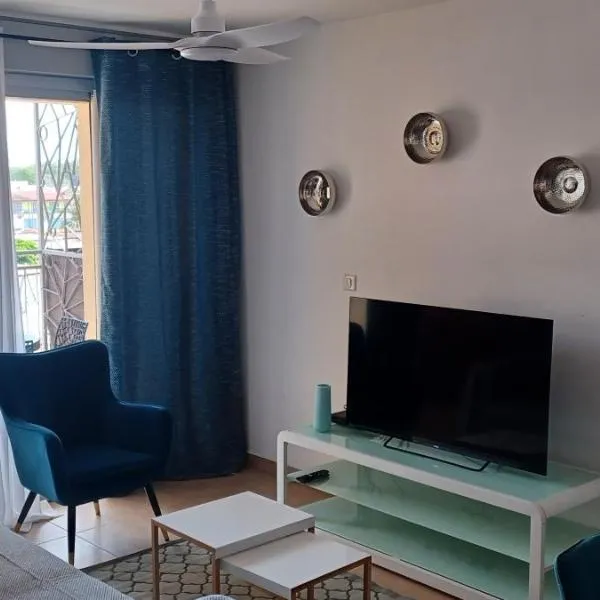 NANA - Grand Appartement - C32- Cuisine équipée- CLIM-WIFI-Terrasse，位于卡宴的酒店