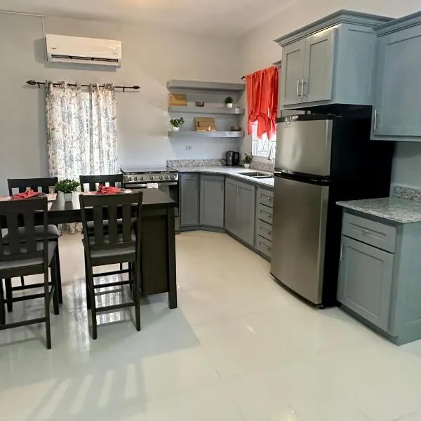 2 Love Birds Abode 3 Minutes to Beach，位于法尔茅斯的酒店