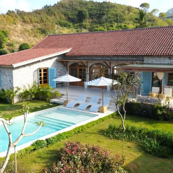 Casa Samudra - charming & spacious villa by the sea surrounded by nature，位于塞隆贝拉纳克的酒店