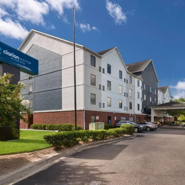 Clarion Pointe Charleston - West Ashley，位于查尔斯顿的酒店