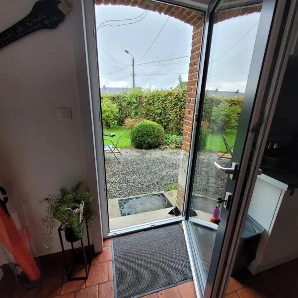 Studio Bienvenue du côté de chez nous avec jardin privatif，位于Wignehies的酒店