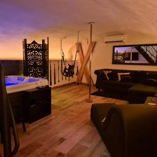 Gîte érotique avec spa privatif，位于Donzère的酒店