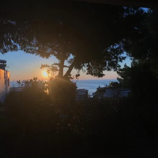 Modern Studio - Terrace & Seaview - Close to Beach，位于萨罗尼扎的酒店