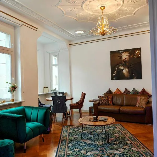 Exklusive Ferienwohnung Agnes in zentraler Bestlage von Zeitz! Vollausgestattet, freie Parkplätze, Magenta-TV, Highspeed WLAN, Fahrstuhl，位于蔡茨的酒店