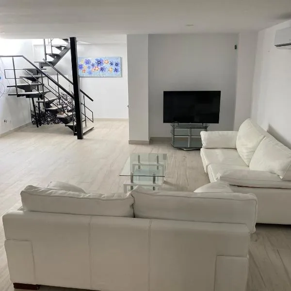 New - MiJa basement Loft Apartment steps from Beach - perfect for Sun and Sport Seekers，位于马贝拉的酒店