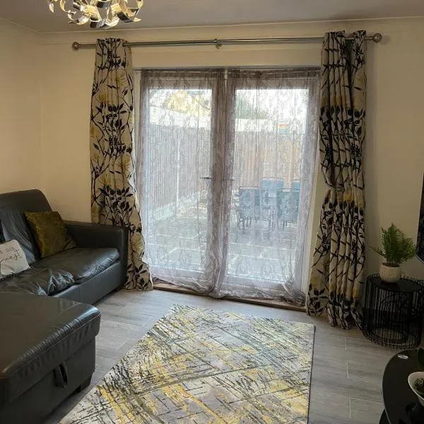 Beautiful 2-bedroom in Grays close to Lakeside，位于格雷斯瑟罗克的酒店
