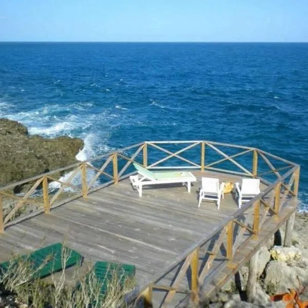 Real Jamaica - 5 Cabins right beside the sea，位于Oracabessa的酒店