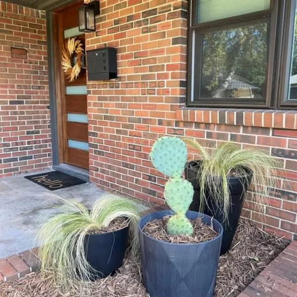 Mid-West Mod - 5br - Central Norman - Near OU!，位于诺曼的酒店