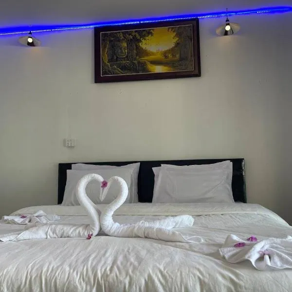 Koh Rong Beach Hostel and Bungalows，位于Koh Rong的酒店