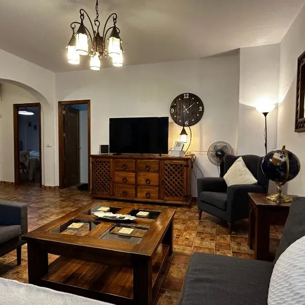 Large Apartment with AC and central heating，位于阿达莱斯的酒店