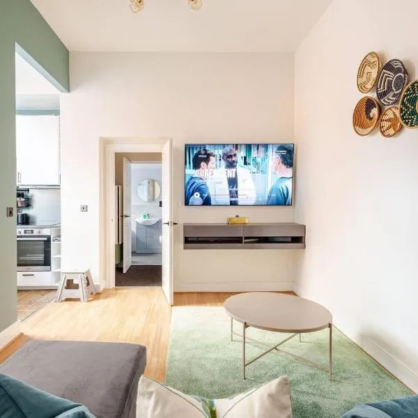 Stylish flat in central location with free parking，位于史云顿的酒店