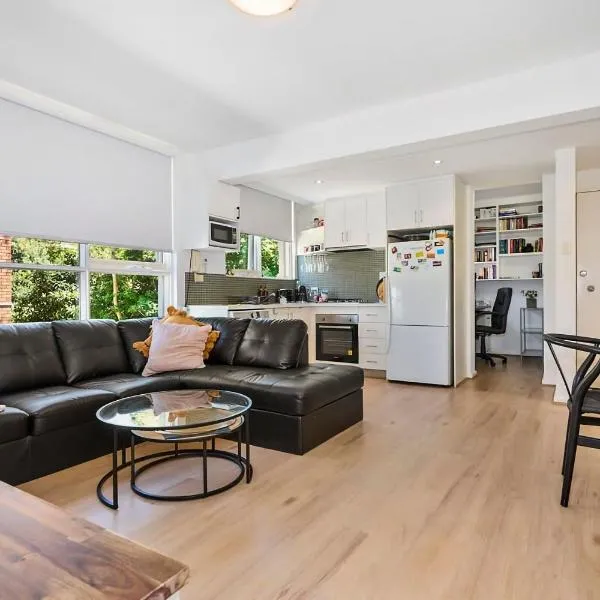The Nest Elwood - 1BR Apt with Free Parking，位于墨尔本的酒店