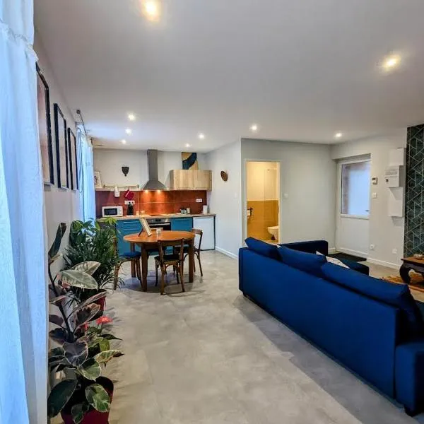 Le Riad, sauna & jacuzzi，位于Riorges的酒店