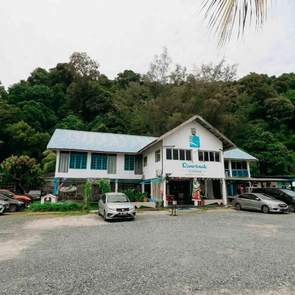 Riverbank Dungun Guesthouse & Cafe，位于龙运的酒店