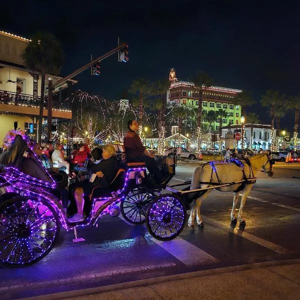 Steps to Trolley Stop 11 Renovated Home with Free EV Station，位于圣奥古斯丁的酒店