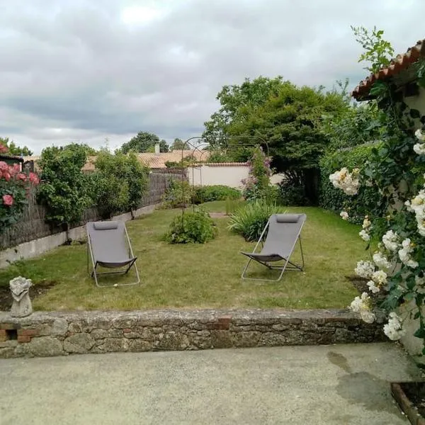 Gîte ARDELAY et son jardin, 10 min du Grand Parc，位于莱塞比耶的酒店