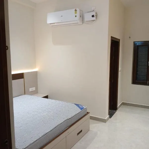 Hotel Jaipur In, Jatipura Parikrama Marg Near Mukharvind Temple，位于Govardhan的酒店