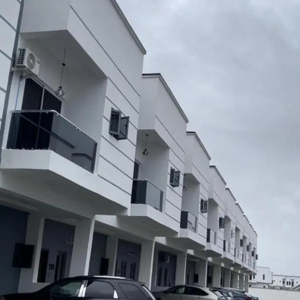 Luxury 4 bedroom shortlet apartment lekki ajah，位于Addo的酒店