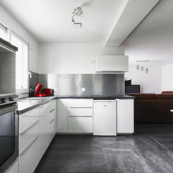Appartement de 70 m2 dans maison comptenporaine，位于Charnècles的酒店