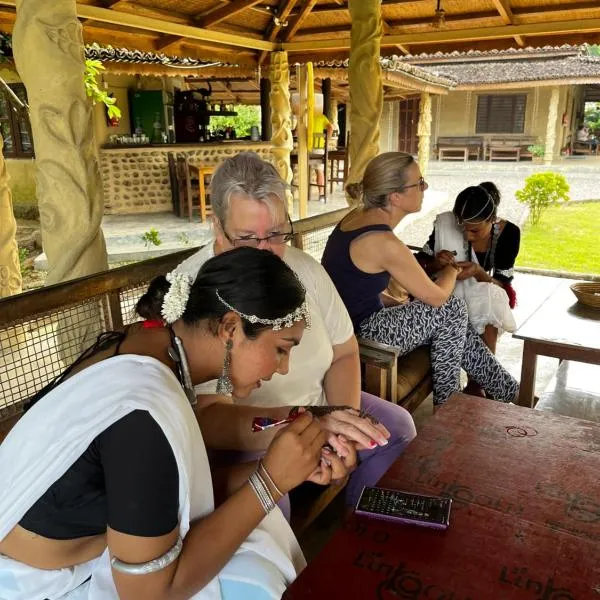 Tharu Community Lodge，位于Kawasoti的酒店