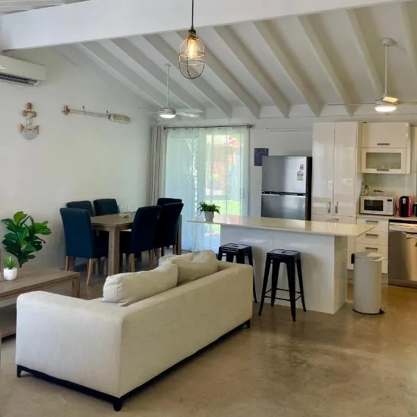 Renovated Beach House in the Heart of Mooloolaba，位于穆卢拉巴的酒店