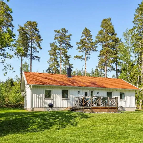 Nice Home In Norra Kedum With Wifi，位于Norra Kedum的酒店