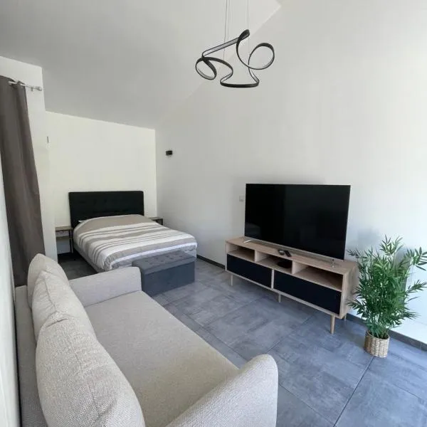 Maison avec grand espace en hauteur，位于Saint-Georges-des-Côteaux的酒店