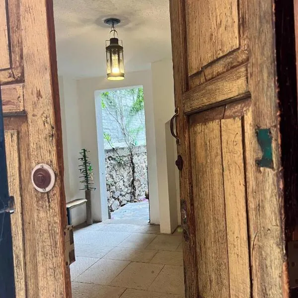 3 deptos en el mismo lugar: Penthouse con doble altura y magnífica arquitectura, Loft con cocina integral y Departamento en planta baja con patio.，位于圣米格尔-德阿连德的酒店