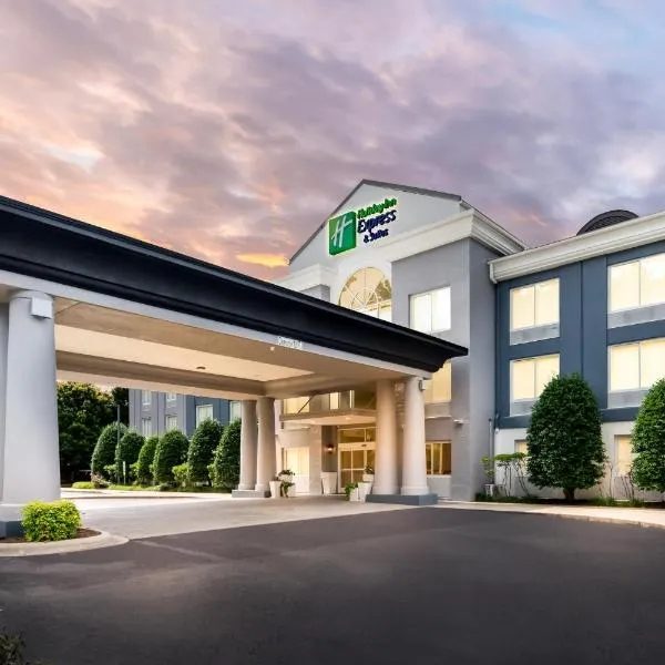 Holiday Inn Express & Suites Sylva / Dillsboro by IHG，位于迪尔斯伯勒的酒店