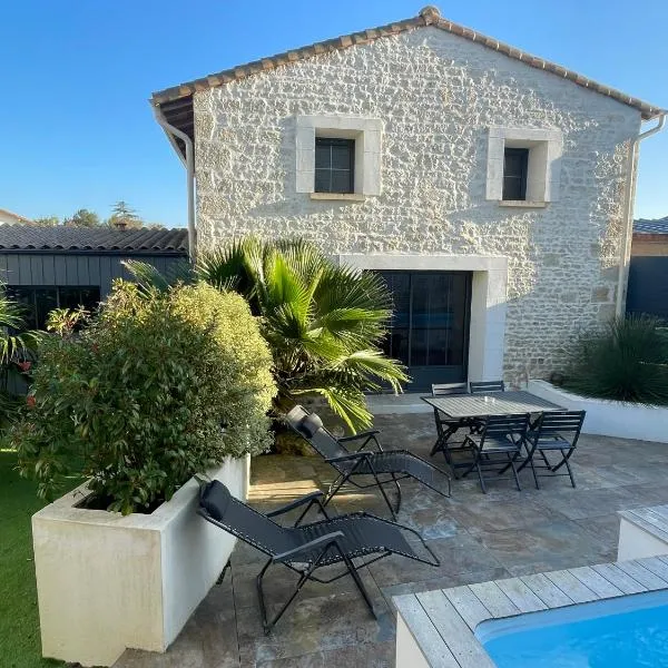 Jolie maison en pierres avec piscine et parking，位于Saint-Gelais的酒店