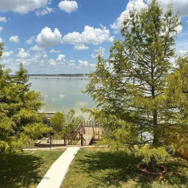 Lake Front Home, around 15 minutes drive to AT&T and Epic Water，位于大草原城的酒店