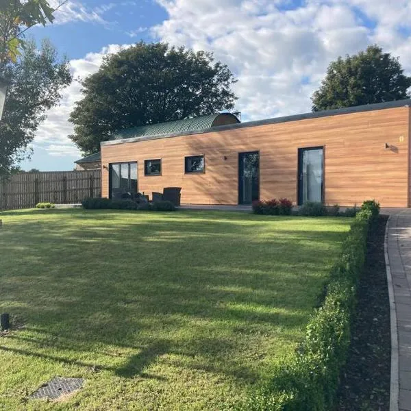 2 bedroom 4 person purpose built single story barn，位于Bonvilston的酒店