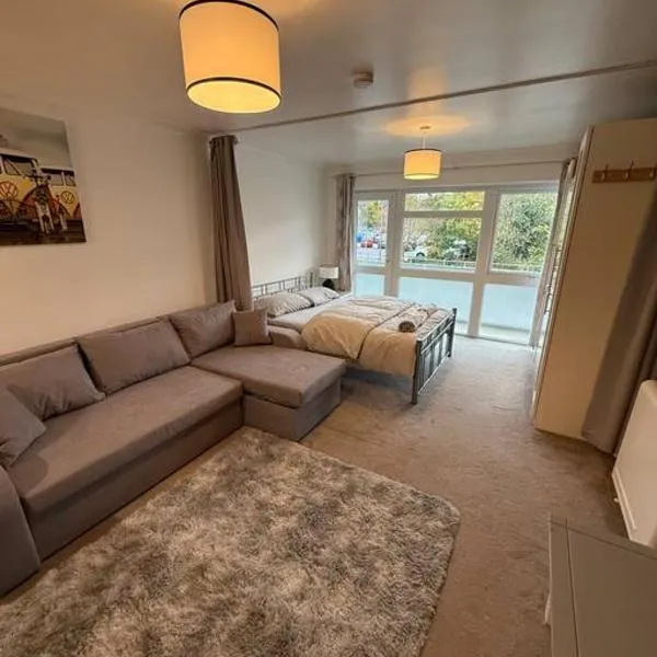 1st floor studio flat in Crawley! Close to Gatwick，位于Crawley的酒店