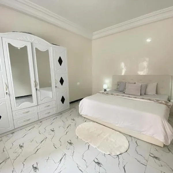 chambre white sans télé ngor almadie，位于Ngor的酒店