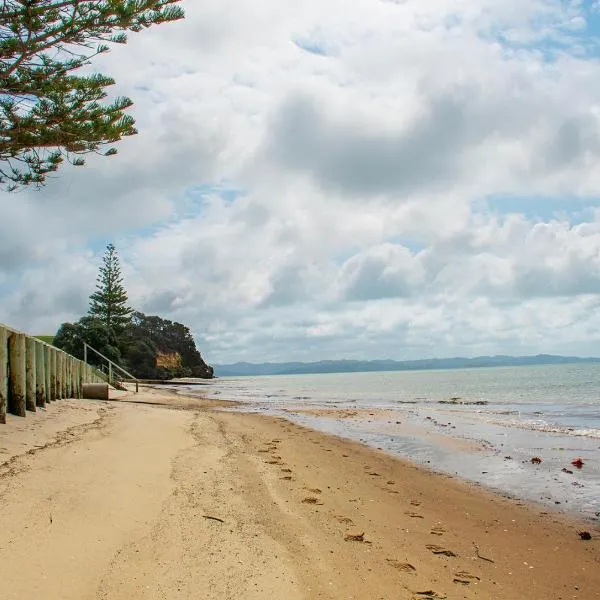 Stunning beachfront bach!，位于Manukau Heads的酒店