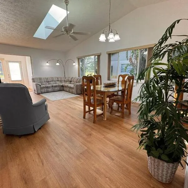 Stylish budget friendly retreat!，位于普莱西德湖的酒店