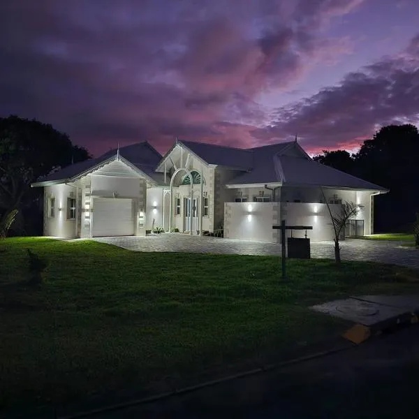 Caribbean Estates Villa Becca- Brand new- Pinnacle of Luxury，位于爱德华港的酒店